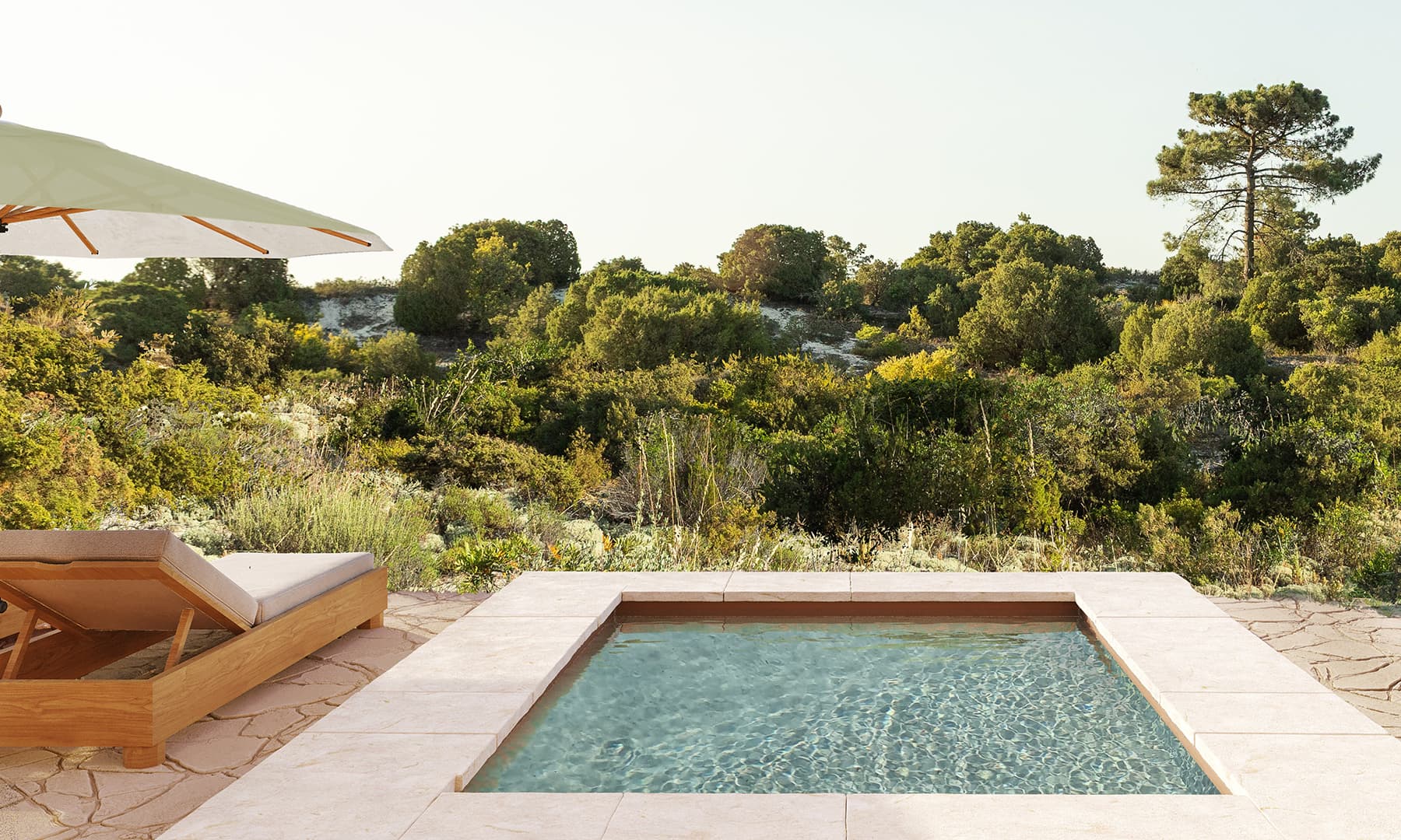 <p>Enjoy the connection with the outdoors while sunbathing in your own terrace with pool.</p>